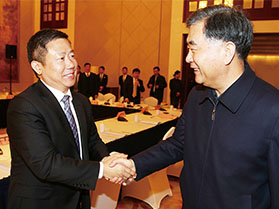 十九届中央政治局常委，第十三届全国政协主席汪洋与周海江握手合影
